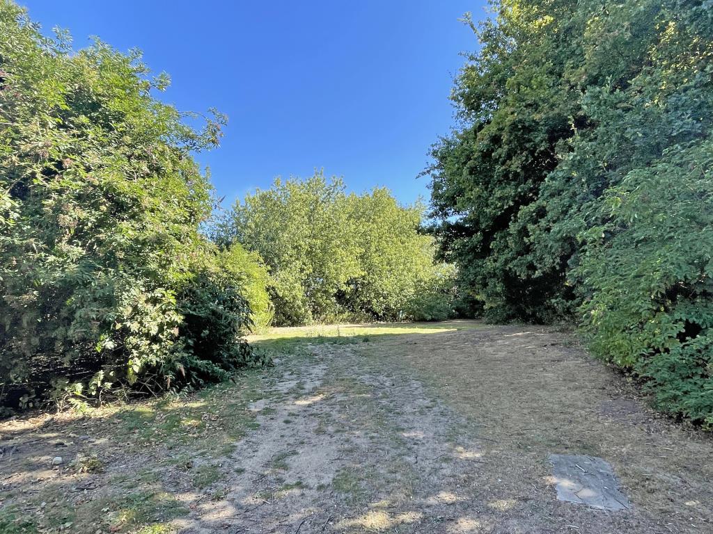 Lot: 153 - OUTSTANDING OPPORTUNITY! FOUR LINK-DETACHED HOUSES WITH 1.17 ACRES AND POTENTIAL FOR DEVELOPMENT - Further land
